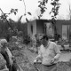 Archiv der Region Hannover, ARH NL Mellin 01-170/0004, Ein Mann und zwei ältere Frauen vor einer Hausruine nach einem Waldbrand in der Heide, Hustedt