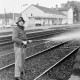 ARH NL Mellin 01-170/0007, Feuerwehrmann im Gleisbett am Bahnhof, Burgdorf
