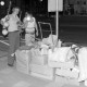 ARH NL Mellin 01-171/0013, Zwei Männer am Straßenrand neben einem Stapel von Kisten