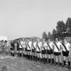 Archiv der Region Hannover, ARH NL Mellin 01-172/0014, Zwei aufgereihte Fußballmannschaften und drei Schiedsrichter auf einem Fußballfeld