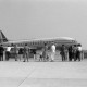 Archiv der Region Hannover, ARH NL Mellin 01-173/0015, Menschen stehen an einem Zaun und schauen auf ein Flugzeug (Typ Sud Aviation Caravelle VI) der Fluggesellschaft Alitalia