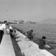 Archiv der Region Hannover, ARH NL Mellin 01-173/0026, Blick von einer Straße am Meer auf den Vesuv und die Stadt, Neapel