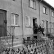 Archiv der Region Hannover, ARH NL Mellin 01-174/0007, Mann und Frau an der Wohnungstür eines Reihenhauses