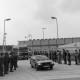 ARH NL Mellin 01-174/0011, Polizei und Presse vor dem Atommülllager von dessen Gelände PKWs und LKWs gefahren kommen, Gorleben