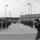 ARH NL Mellin 01-174/0012, Polizei und Presse vor dem Atommülllager von dessen Gelände PKWs und LKWs gefahren kommen, Gorleben