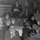 Archiv der Region Hannover, ARH NL Mellin 01-175/0011, Menschen an Tischen sitzend vor einem stehenden Redner bei einer Veranstaltung