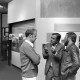 Archiv der Region Hannover, ARH NL Mellin 01-176/0002, Männer im Gespräch bei einer Ausstellung?