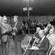 Archiv der Region Hannover, ARH NL Mellin 01-176/0003, Links drei Männer im Gespräch, darum herum sitzende Menschen in einem Zelt