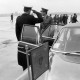 Archiv der Region Hannover, ARH NL Mellin 01-176/0007, Ankunft und Begrüßung eines belgischen Generalleutnants? am Flughafen