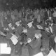 Archiv der Region Hannover, ARH NL Mellin 01-177/0008, Trompetenspieler umgeben von einigen Zuschauern