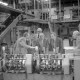 ARH NL Mellin 01-179/0014, Gruppe von Männern in einer Fabrik