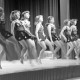 Archiv der Region Hannover, ARH NL Mellin 01-181/0007, Tanzaufführung einer Gruppe Mädchen