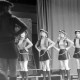 Archiv der Region Hannover, ARH NL Mellin 01-181/0010, Tanzaufführung einer Gruppe Mädchen