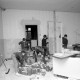 Archiv der Region Hannover, ARH NL Mellin 01-181/0022, Jungen der Jungschar/Pfadfinder helfen auf einer Baustelle in einem Gebäude aus