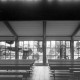 ARH NL Mellin 01-182/0005, Kirchenbänke mit bunten Kirchenfenstern im Hintergrund
