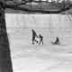 Archiv der Region Hannover, ARH NL Mellin 01-182/0011, Mann mit zwei Kindern und Schlitten auf einem verschneiten See?