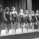 ARH NL Mellin 01-183/0009, Tanzaufführung einer Gruppe Mädchen