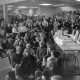 Archiv der Region Hannover, ARH NL Mellin 01-184/0012, Versammlung von Schüler*innen und Eltern in einer Schule