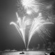 Archiv der Region Hannover, ARH NL Mellin 01-185/0016, Feuerwerk über einem See mit Booten