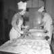 Archiv der Region Hannover, ARH NL Mellin 01-186/0001, Bäcker und Bäckerin bei der Arbeit in der Backstube