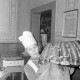 Archiv der Region Hannover, ARH NL Mellin 01-186/0003, Bäckerin bei der Arbeit in der Backstube
