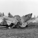 Archiv der Region Hannover, ARH NL Mellin 01-186/0017, Flugzeugwrack auf einem Feld