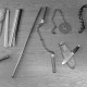 Archiv der Region Hannover, ARH NL Mellin 01-191/0012, Mehrere Waffen (u. a. Nunchucks, Messer und ein Sägeblatt an einer Kette) auf einem Tisch