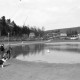ARH NL Mellin 01-192/0008, Drei Kinder und Hund an einem Teich nahe eines Kurhauses im Harz(?)