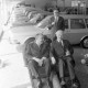 Archiv der Region Hannover, ARH NL Mellin 01-192/0013, Drei Männer in einem Autohaus