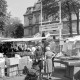 ARH NL Mellin 01-193/0001, Markt vor dem Mairie de Vanves (Rathaus) und Werbeschild für eine Gala mit deutschen Volksliedern, Vanves