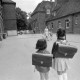 Archiv der Region Hannover, ARH NL Mellin 01-193/0012, Schulkinder, im Hintergrund Kinder mit Schultüten