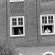 Archiv der Region Hannover, ARH NL Mellin 01-194/0006, Männer aus geöffneten Fenstern blickend