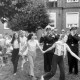 Archiv der Region Hannover, ARH NL Mellin 01-195/0015, Jugendliche tanzen im Kreis um Musiker herum