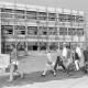 Archiv der Region Hannover, ARH NL Mellin 01-195/0016, Schüler*innen auf dem Weg in ihren Schulneubau