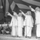 Archiv der Region Hannover, ARH NL Mellin 01-196/0014, Vier Sängerinnen auf einer Bühne in einem Festzelt, im Hintergrund die Band "Laura-Septett"