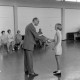 Archiv der Region Hannover, ARH NL Mellin 01-196/0015, Ehrung eines jungen Mädchens durch einen Herren in einer Sporthalle