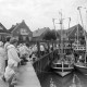 ARH NL Mellin 01-197/0014, Menschen am Hafen versammelt, Neuharlingersiel