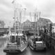 Archiv der Region Hannover, ARH NL Mellin 01-197/0015, Boote und Menschen am Hafen versammelt, Neuharlingersiel