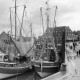 Archiv der Region Hannover, ARH NL Mellin 01-197/0016, Boote und Menschen am Hafen, Neuharlingersiel