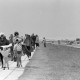 Archiv der Region Hannover, ARH NL Mellin 01-197/0017, Menschen spazieren neben dem Strand, Neuharlingersiel