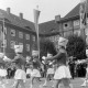 Archiv der Region Hannover, ARH NL Mellin 01-198/0004, Marschierende Mädchengruppe vor dem Rathaus, Lehrte