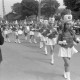 Archiv der Region Hannover, ARH NL Mellin 01-198/0005, Marschierende Mädchengruppe vor dem Rathaus, Lehrte