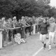 ARH NL Mellin 02-005/0010, Fußballspielerinnen des TuS Schwüblingsen und Zuschauer auf dem Sportplatz, Schwüblinsen