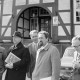 ARH NL Mellin 02-006/0004, Oberkreisdirektor (Zweiter von links) mit weiteren Männern vor dem Sitz der Kreisverwaltung im Burgdorfer Schloss, Burgdorf