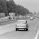 Archiv der Region Hannover, ARH NL Mellin 02-009/0017, Stau auf der Autobahn nach einem Unfall zwischen einem Holztransporter und einem anderen Transporter