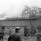 Archiv der Region Hannover, ARH NL Mellin 02-023/0007, Feuerwehr beim Löschen eines Feuers