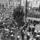 Archiv der Region Hannover, ARH NL Mellin 02-023/0009, Blick aus dem Rathaus I auf das Blasorchester der Polizei bei einer Festveranstaltung auf dem Vorplatz, Burgdorf