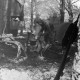 Archiv der Region Hannover, ARH NL Mellin 02-027/0007, Männer der Bundeswehr bei einer Übung im verschneiten Wald?