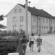 Archiv der Region Hannover, ARH NL Mellin 02-029/0010, Schüler auf dem Fußgängerweg in einer Wohngegend, nach links geht die Straße "Breite Lade" ab, Lehrte?