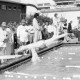 Archiv der Region Hannover, ARH NL Mellin 02-033/0018, Schwimmfest mit Rettungsübungen der DLRG Ortsgruppe in einem Freibad